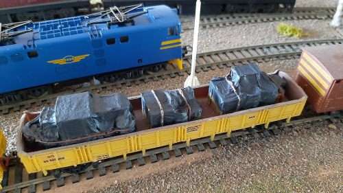 HO Scale Tarpaulin Covered Wagon Loads set of 5 (painted)