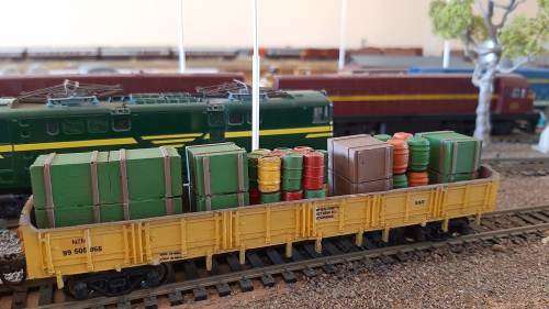 HO Scale Freight Car Loads set of 5 (painted)