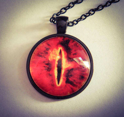 Lord of the Rings Eye of Sauron Pendant and Chain