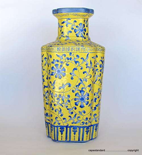 VINTAGE CHINESE PORCELAIN VASE