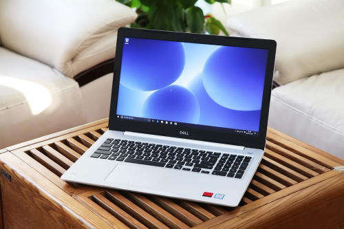 **QUAD CORE 8th GEN i7 MONSTER**Latest Dell Inspiron 15**8GB DDR4**NEW AMD 520 GPU**FHD**