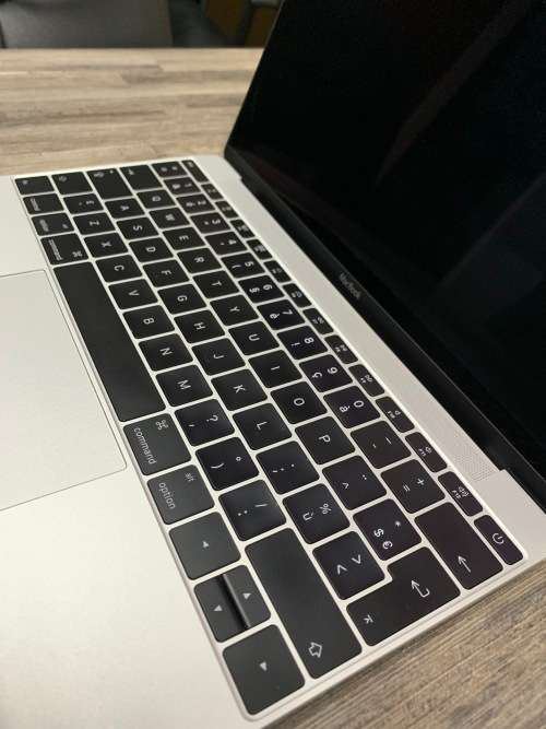 **MacBook 12 Retina**2015**Core M3**256GB SSD**8GB Memory**MAC OSX MOJAVE / WIN10**LOW CYCLE COUNT**