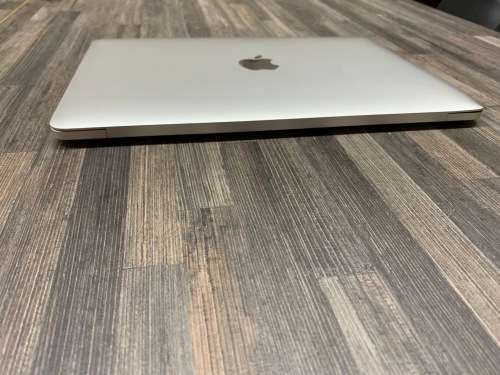**MacBook 12 Retina**2015**Core M3**256GB SSD**8GB Memory**MAC OSX MOJAVE / WIN10**LOW CYCLE COUNT**