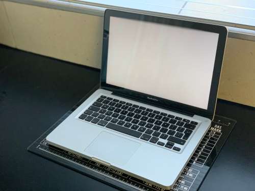 **MacBook PRO 13**Core i5**256GB SSD**16GB Memory**MAC OSX / WIN10**