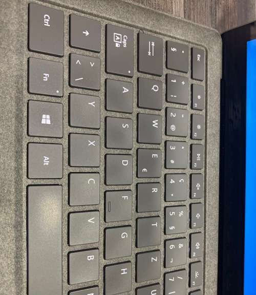 **Microsoft Surface Laptop**7th Gen i5**8GB DDR4**256GB SSD**QHD 2256x1504 IPS TOUCHSCREEN**