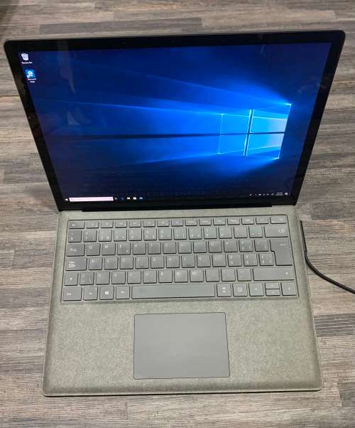 **Microsoft Surface Laptop**7th Gen i5**8GB DDR4**256GB SSD**QHD 2256x1504 IPS TOUCHSCREEN**