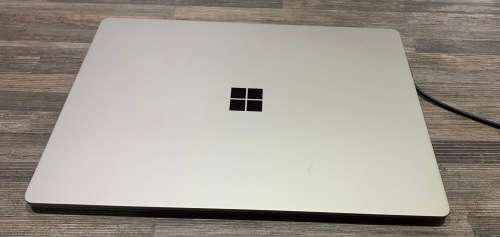 **Microsoft Surface Laptop**7th Gen i5**8GB DDR4**256GB SSD**QHD 2256x1504 IPS TOUCHSCREEN**