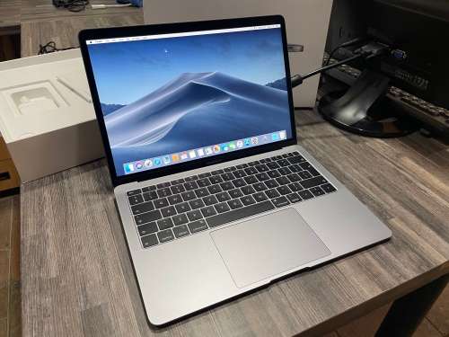 **AS NEW**SPACE GREY**Macbook AIR RETINA**8th Gen i5**8GB Memory**128GB SSD**2019**True Tone**