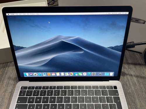 **AS NEW**SPACE GREY**Macbook AIR RETINA**8th Gen i5**8GB Memory**128GB SSD**2019**True Tone**