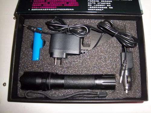RECHARGEABLE SUPER BRIGHT FLASHLIGHT