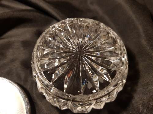 Fine cut crystal lidded trinket box