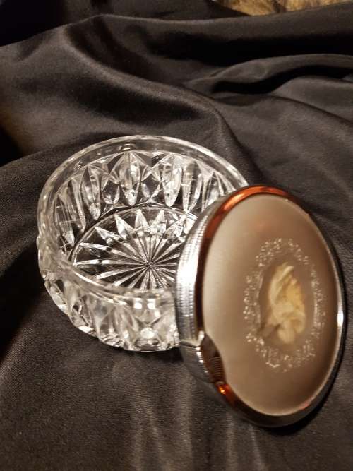 Fine cut crystal lidded trinket box