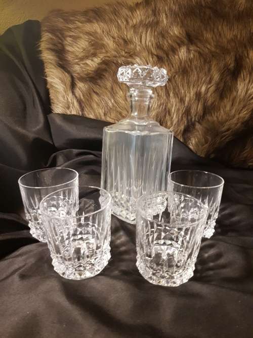Crystal De Arc crystal whisky decanter with four matching glasses