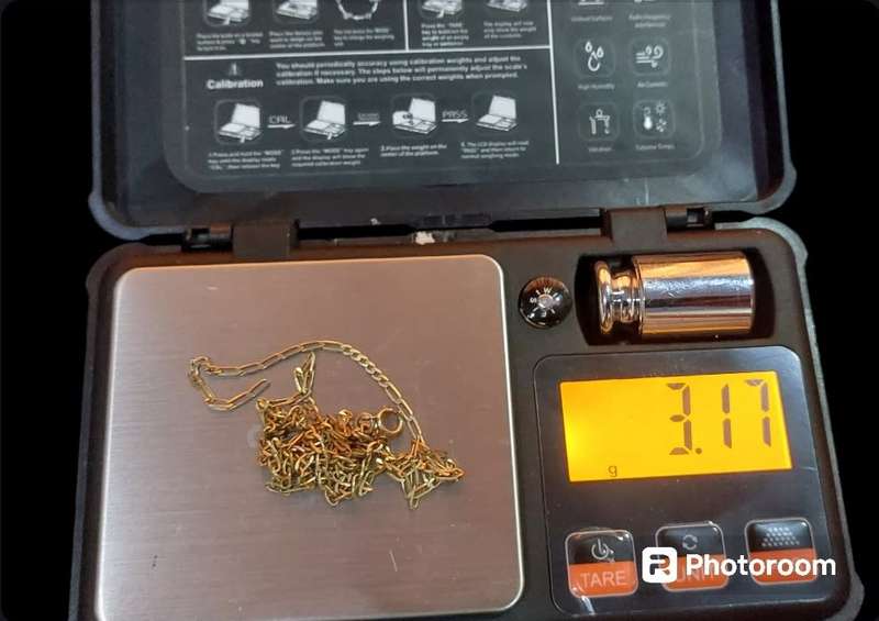 9ct gold chains opening clips not working ON BOTH CHAINS  see  pictures weight included
