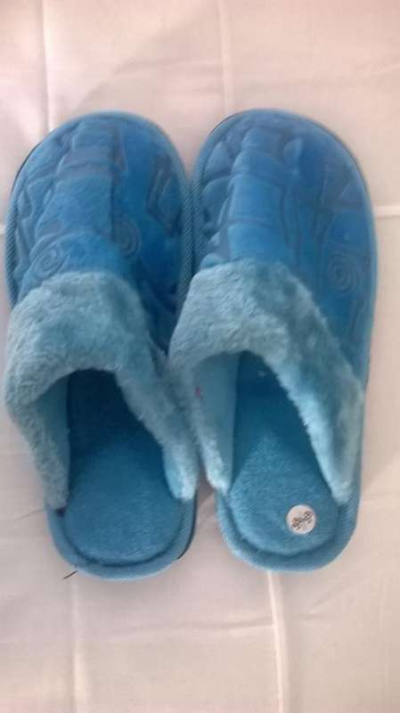 Ladies thick sole winter slippers size 4-5 Blue