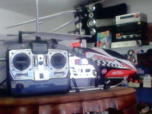 RC Helikopter - 800mm (length) x 300mm (width)