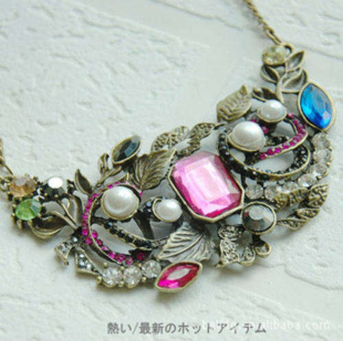 !!!!NEW ARRIVAL!!!! Vintage statement necklace.