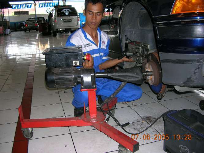 BRAKE DISK SKIMMING LATHE