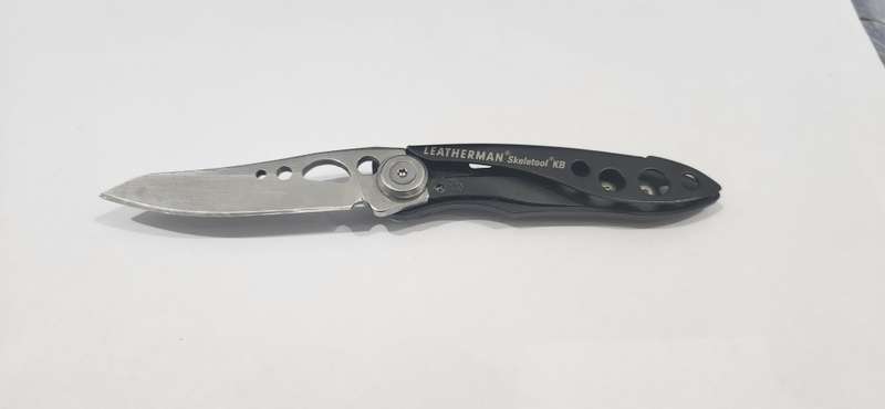 Leatherman Skeletool + olight torch