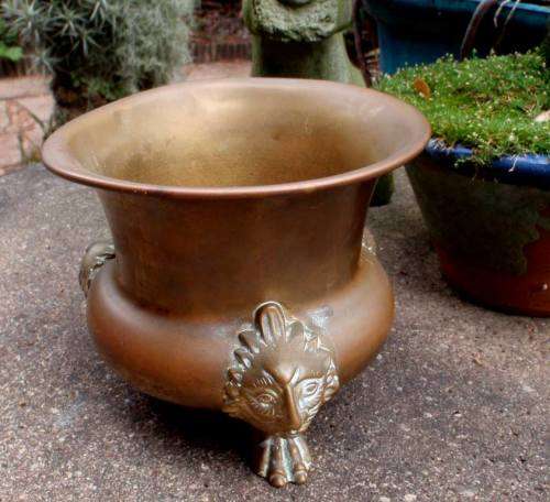 VINTAGE BRASS BOWL ON THREE ORNATE LEGS - LOVELY IMAGE ON LEGS