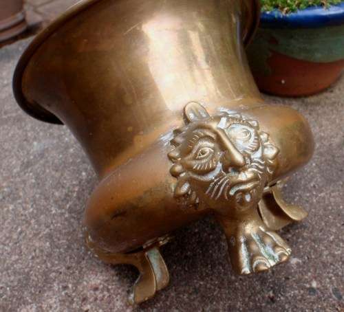 VINTAGE BRASS BOWL ON THREE ORNATE LEGS - LOVELY IMAGE ON LEGS