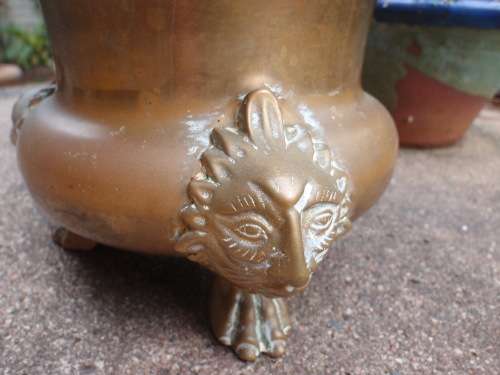 VINTAGE BRASS BOWL ON THREE ORNATE LEGS - LOVELY IMAGE ON LEGS