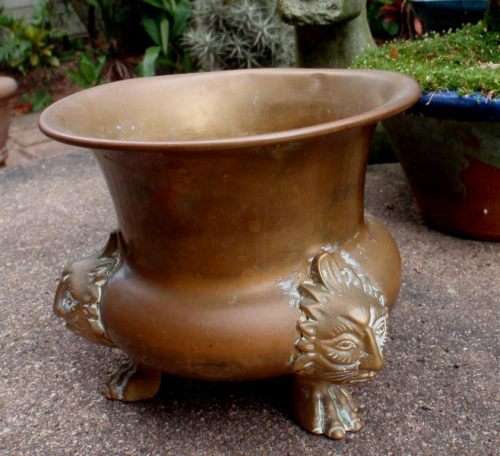 VINTAGE BRASS BOWL ON THREE ORNATE LEGS - LOVELY IMAGE ON LEGS