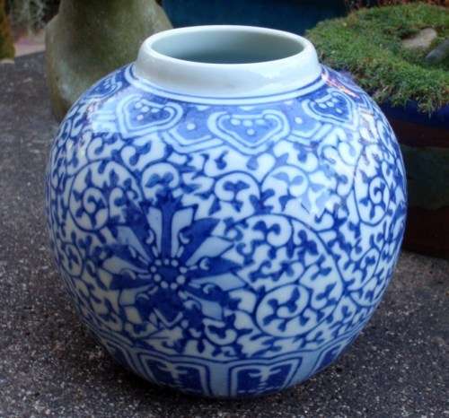 CHINESE - BEAUTIFUL BLUE AND WHITE GINGER JAR - GORGEOUS DESIGNS