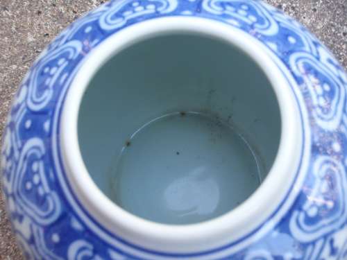 CHINESE - BEAUTIFUL BLUE AND WHITE GINGER JAR - GORGEOUS DESIGNS