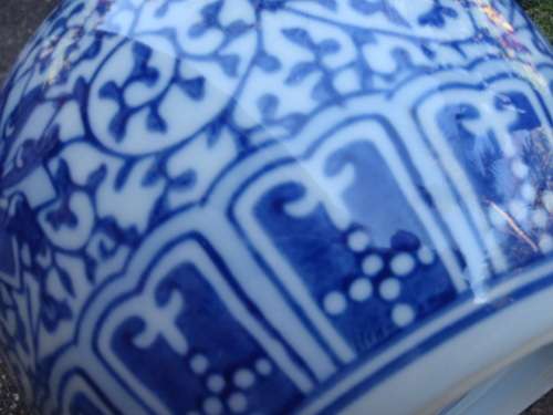 CHINESE - BEAUTIFUL BLUE AND WHITE GINGER JAR - GORGEOUS DESIGNS