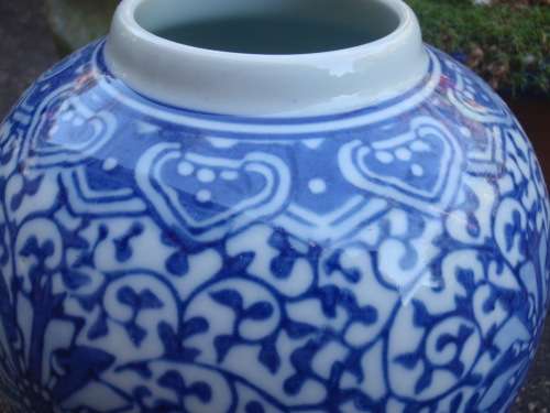 CHINESE - BEAUTIFUL BLUE AND WHITE GINGER JAR - GORGEOUS DESIGNS