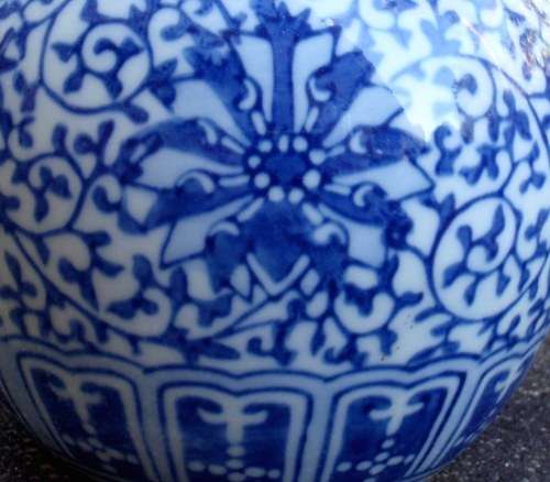 CHINESE - BEAUTIFUL BLUE AND WHITE GINGER JAR - GORGEOUS DESIGNS