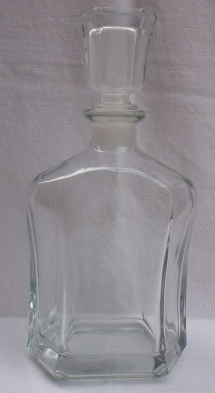 VINTAGE CLASSIC HEAVY GLASS DECANTER - STYLISH ADDITION TO YOUR COLLECTION