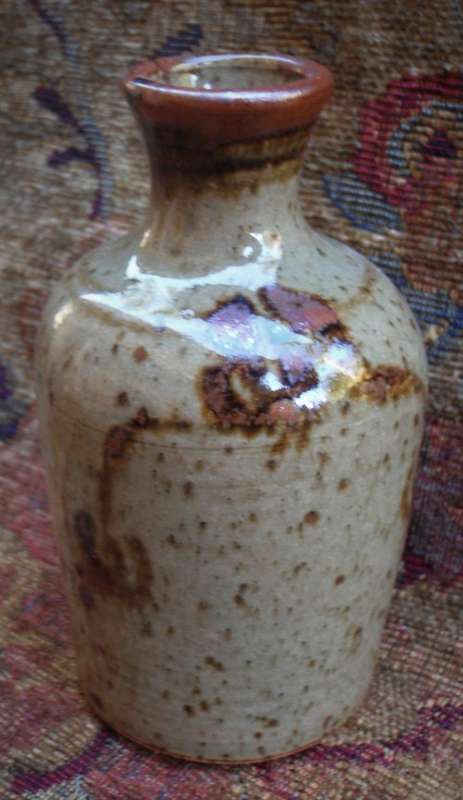 STUDIO POTTERY - LOVELY LITTLE PIECE WITH SIGNATURE OF POTTER