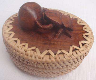 Unique Dung Beetle Bowl With Lid - BEAUTIFUL!!! Beetle & Lid Carved in One Piece!