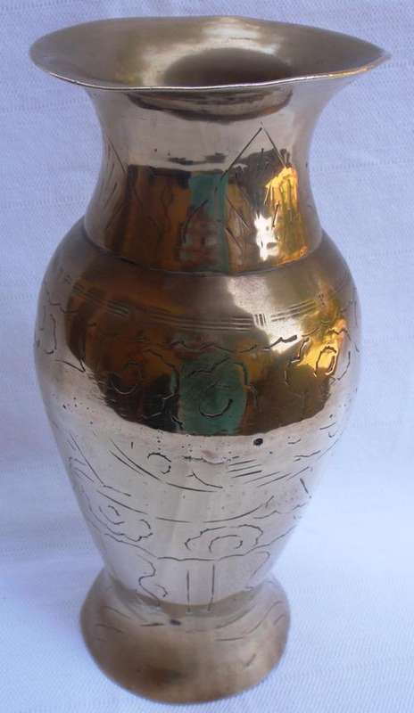 VINTAGE, COLLECTABLE CHINESE VASE - LOVELY RUSTIC HAND ENGRAVINGS!!!
