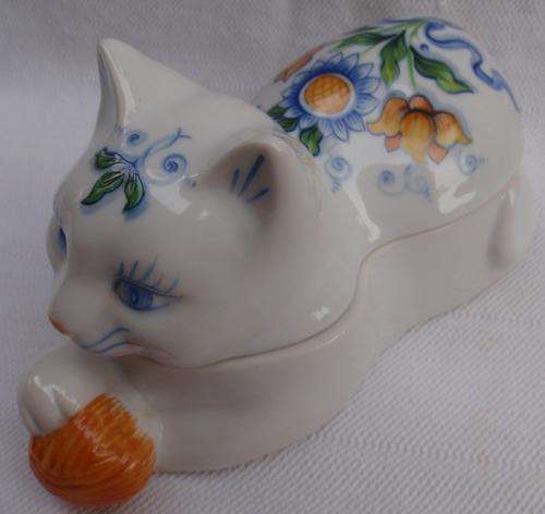BEAUTIFUL COLLECTABLE - ELIZABETH ARDEN - KITTEN TRINKET BOX - 'ROMA AL FRESCO'  GORGEOUS!!!