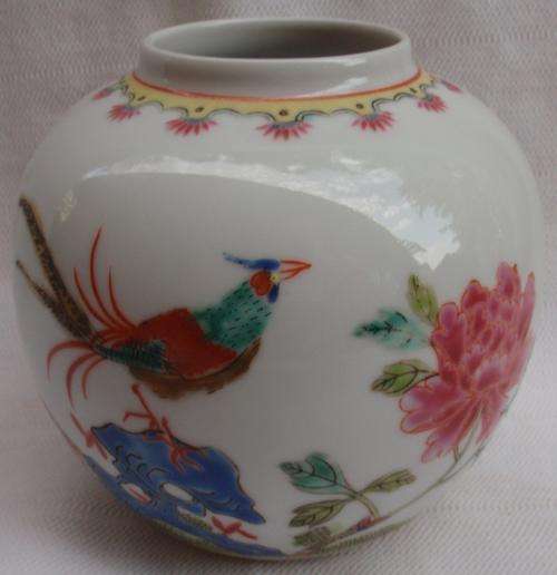 LOVELY CHINESE VASE - BEAUTIFUL HAND PAINTED DESIGNS!!!