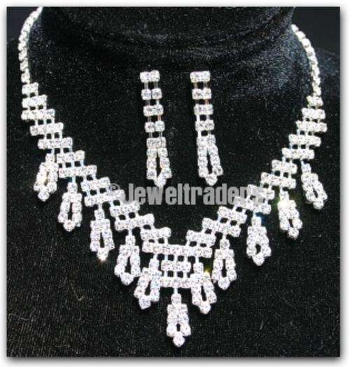 JT - **NEW!!** AUSTRIAN CRYSTAL Necklace & Earring Set