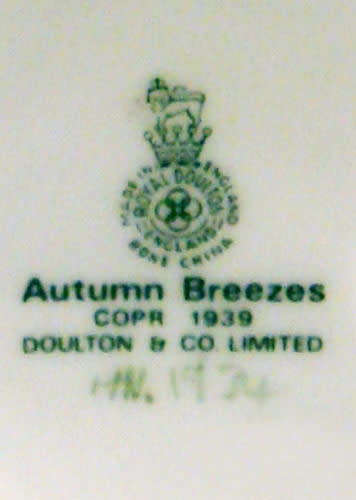 Vintage Royal Doulton Figurine AUTUMN BREEZES HN 1934