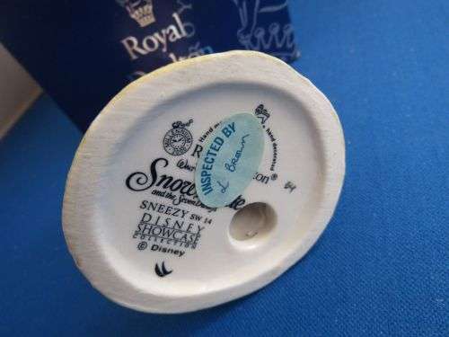 ROYAL DOULTON BASHFUL'S MELODY SW 18 SNOW WHITE DWARF DISNEY *