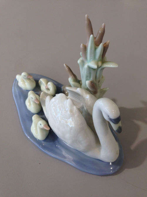 Lladro `Follow Me` #5722 Swan with Babies