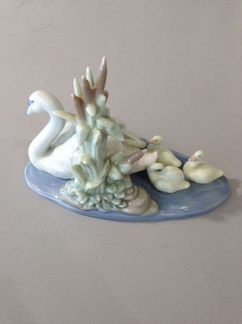 Lladro `Follow Me` #5722 Swan with Babies