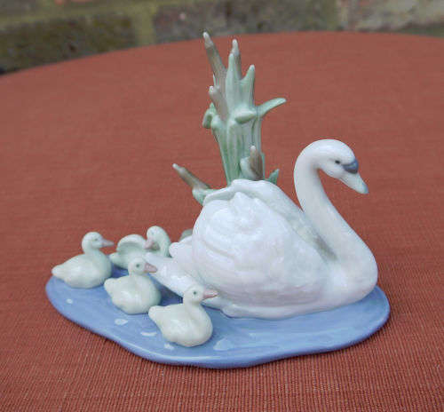 Lladro `Follow Me` #5722 Swan with Babies