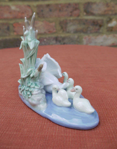 Lladro `Follow Me` #5722 Swan with Babies