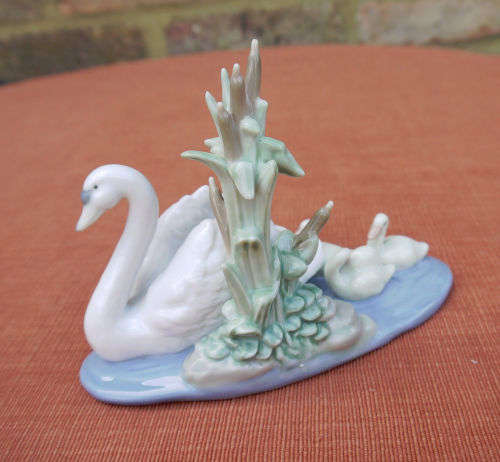 Lladro `Follow Me` #5722 Swan with Babies