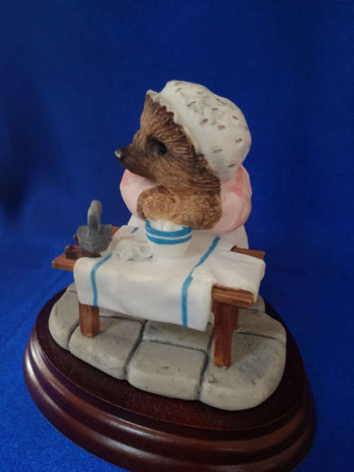 Beswick - Beatrix Potter - " Mrs Tiggy-Winkle Takes Tea" 2877 Rare