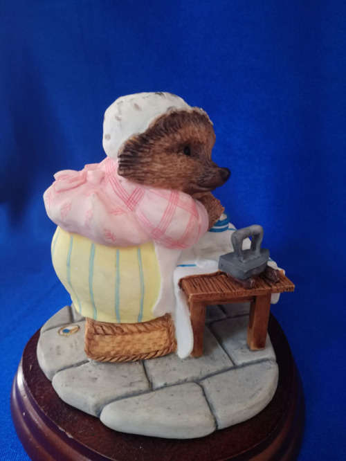 Beswick - Beatrix Potter - " Mrs Tiggy-Winkle Takes Tea" 2877 Rare