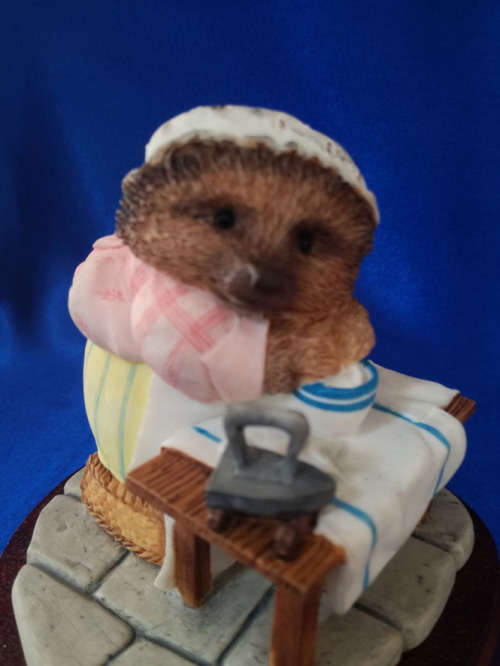 Beswick - Beatrix Potter - " Mrs Tiggy-Winkle Takes Tea" 2877 Rare