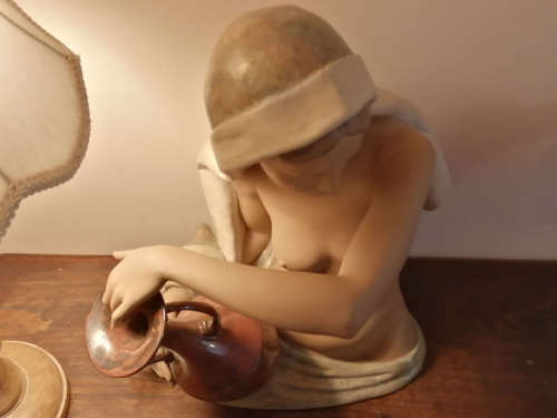 Lladro Serenity Bust #01012395 Venus collecting water